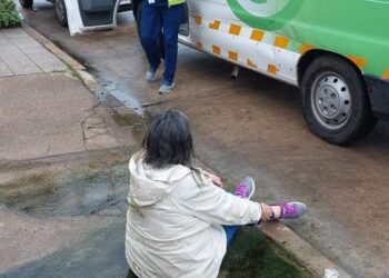 Una mujer se fracturó al caerse en una vereda con un caño roto