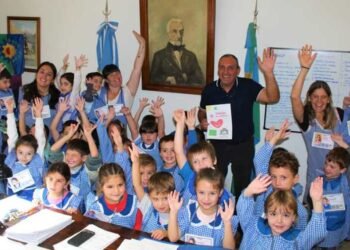 Alumnos del Jardín Gabriela Mistral entrevistaron al Intendente