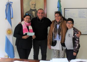 Entrega de subsidio a la Escuela Nº 32