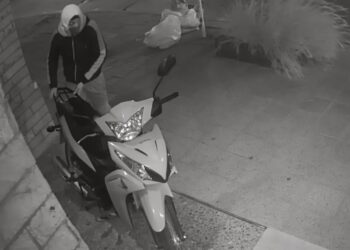 VIDEO. Lo graban robando una moto en Avenida Belgrano