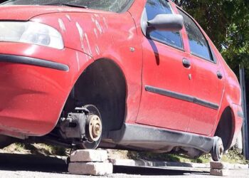 Inseguridad creciente: roban ruedas de autos estacionados y la policía tiene que pedir disculpas