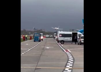 VIDEO. Un crack: piloto llevó de costado un avión y evitó una tragedia en Aeroparque