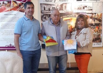 Entregaron banderas al Club Huracán