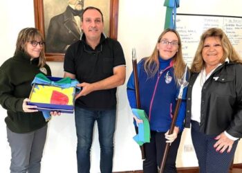 Olaeta entregó una bandera a la Secundaria 6
