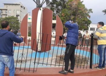Colocaron rejas en el Monumento al Inmigrante