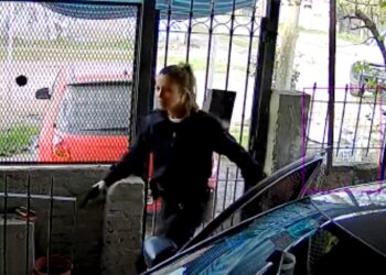 Valiente mujer policía detiene delincuentes tras un tiroteo