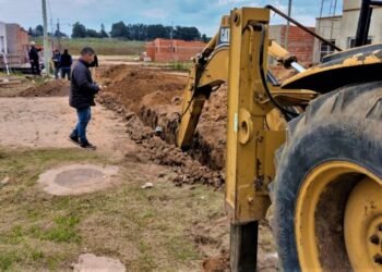 Entre vecinos y Municipio hacen cloacas en una cuadra
