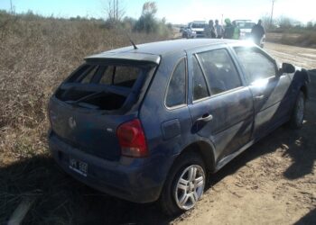 Quiso escapar de la policía y volcó