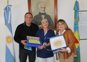 Olaeta entregó banderas a la Escuela de Enfermería
