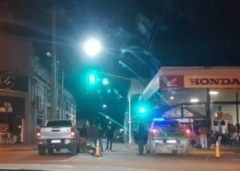 Choque en esquina con semáforos