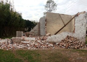 Cansado de que le usurpen la casa, la tiró abajo