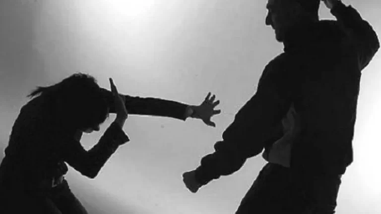 Discutieron y le pegó con un hierro en la cabeza