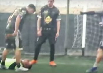 VIDEO. Salvaje patada en la cabeza de un jugador a un árbitro