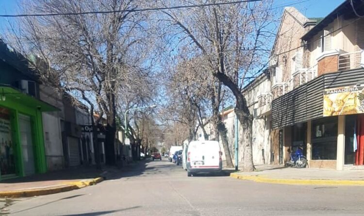 Los móviles del operativo "cierre de campaña financiera" de Olaeta podían verse estacionados en el Banco Provincia