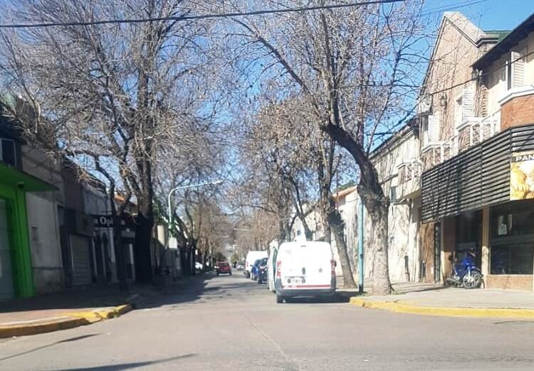 Los móviles del operativo "cierre de campaña financiera" de Olaeta podían verse estacionados en el Banco Provincia