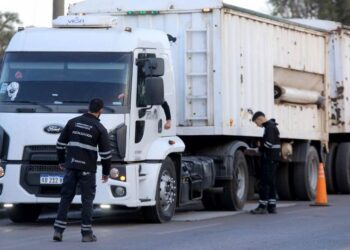 Detienen a un camionero que escapcon 12.500 kilos de exceso en carga