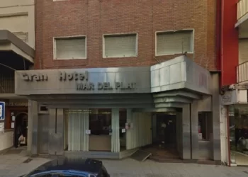 Conmoción por la muerte de una adolescente al caer de un octavo piso