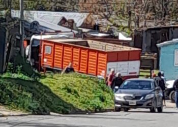 Un camión se incrustó en una casa