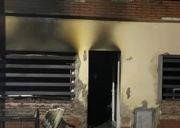 Un hombre prendió fuego una casa con su esposa e hijo adentro: están graves
