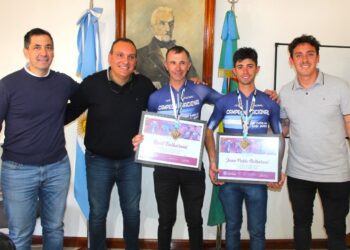 Olaeta distinguió campeones de ciclismo