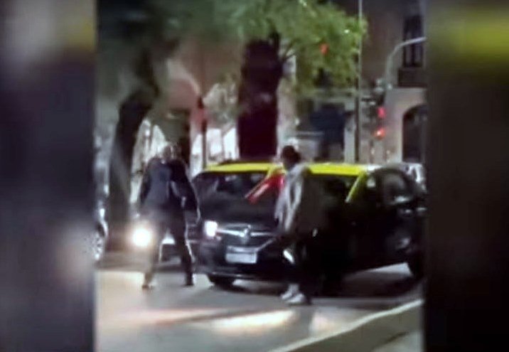 Locura: violenta pelea entre taxistas con peores consecuencias