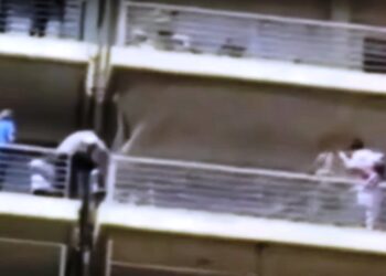 VIDEO. Dramático rescate de un chico que colgaba desde un balcón