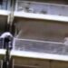 VIDEO. Dramático rescate de un chico que colgaba desde un balcón