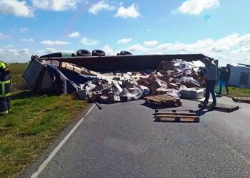 Volcó un camión cargado con galletitas