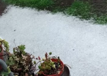 Alerta meteorológico: impresionante caída de granizo en Tandil