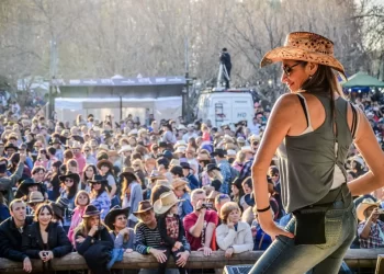 Megafestival internacional de música country en San Pedro