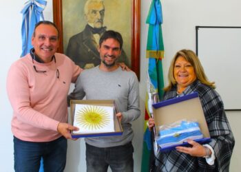 Olaeta entregó una bandera a la Escuela Secundaria de Todd