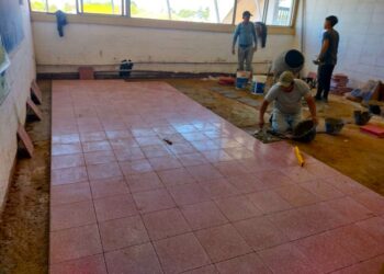 Cambios de pisos en las aulas de la Escuela Nacional