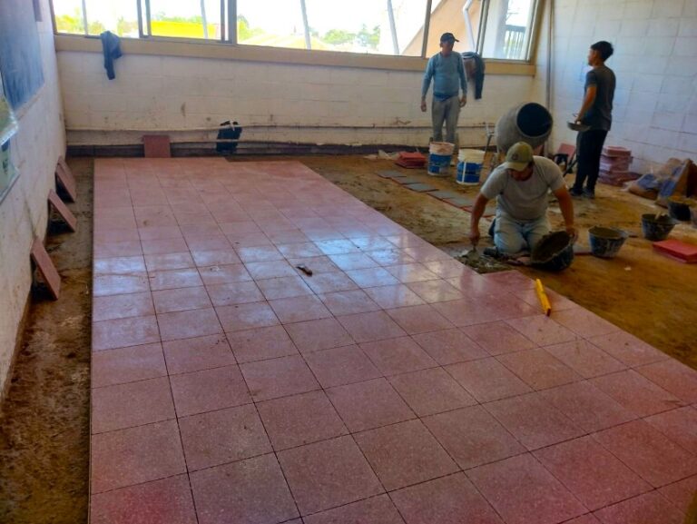 Cambios de pisos en las aulas de la Escuela Nacional