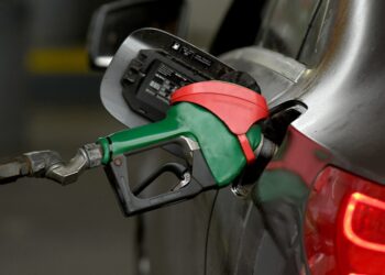 Falta de combustibles: el Gobierno dice que es porque la gente carga más y anunció la importación de 10 barcos