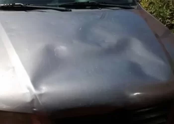 Discutieron y ella le agarró el auto a martillazos