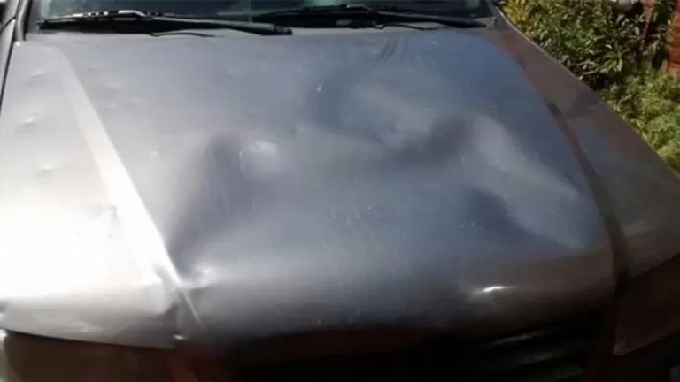 Discutieron y ella le agarró el auto a martillazos