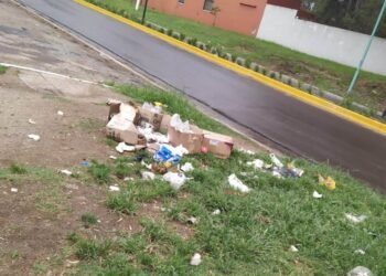 Vecinos de Avenida Belgrano reclaman por la suciedad
