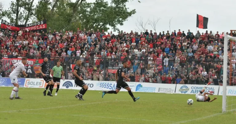 Douglas va por la final para el ascenso al Nacional B, ¿con Tinelli en las tribunas?