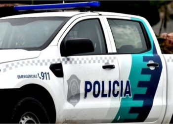 Le tiró una baldosa a un patrullero