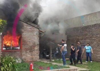 Prendió fuego la casa de su expareja y se atrincheró adentro