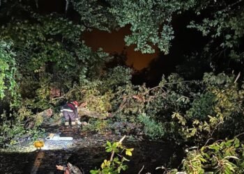 Un bombero sufrió una descarga eléctrica por el temporal