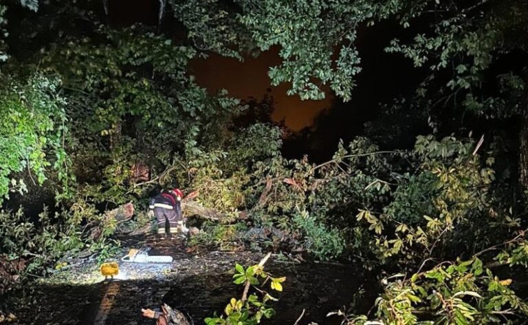 Un bombero sufrió una descarga eléctrica por el temporal