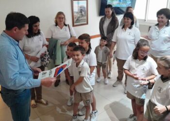 Pequeños agentes de tránsito con el Intendente