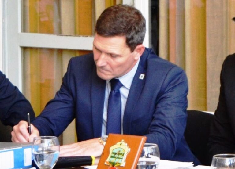 Bouvier redujo a la mitad los puestos políticos