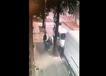 A plena luz del día, rompió de un piedrazo el vidrio de una camioneta