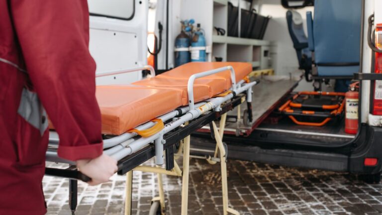 Un menor grave por choque entre dos motos