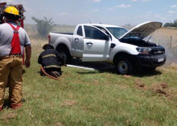 Bomberos acudieron al incendio de una camioneta