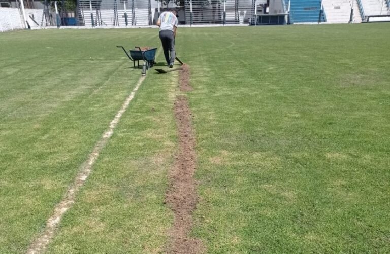 Mejoran el piso del campo de juego del Estadio