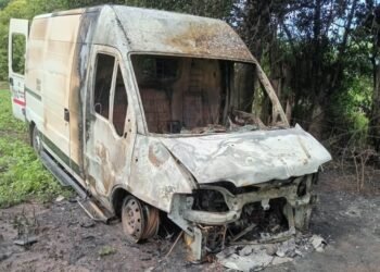 Robaron e incendiaron la combi de la nueva directora del CIC