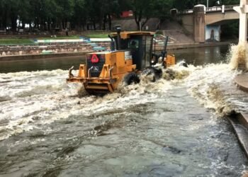 Limpian el río Arrecifes en el Balneario